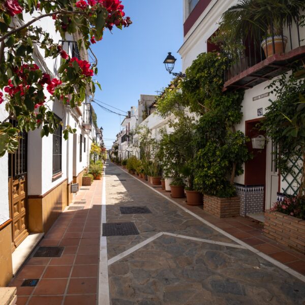 Co wyróżnia Costa del Sol wśród innych wybrzeży Hiszpanii?